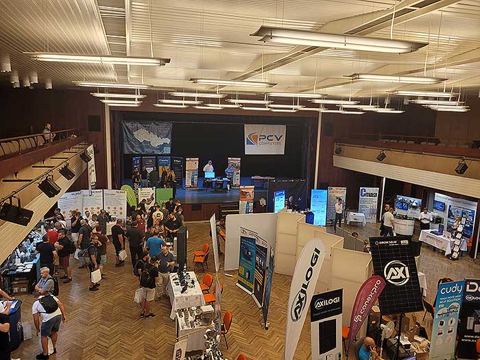 MIKROEXPO 2025. BCO prezentovala novelu zákona o elektronických komunikacích a GIA