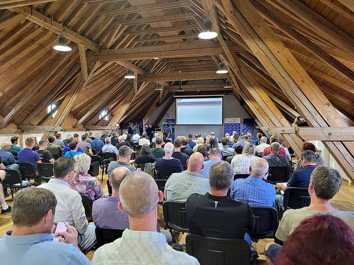 Robotický čistič v Jihlavské nemocnici a radar v mobilu. Seminář Internet v Telči nabídl zajímavá témata