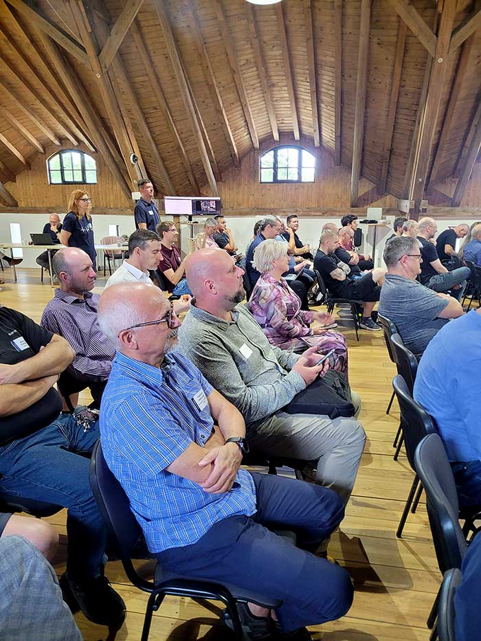 Robotický čistič v Jihlavské nemocnici a radar v mobilu. Seminář Internet v Telči nabídl zajímavá témata