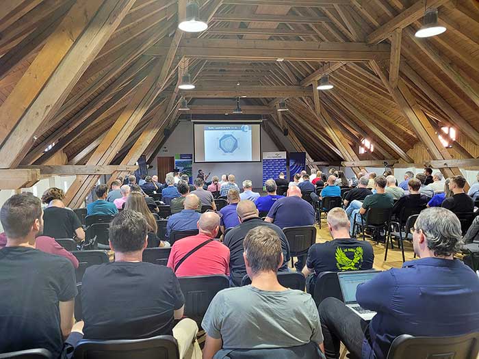 Robotický čistič v Jihlavské nemocnici a radar v mobilu. Seminář Internet v Telči nabídl zajímavá témata